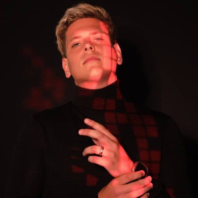 Erik Tsyrkin — Chief Executive Officer (CEO), Founder, DragonSSpin casino